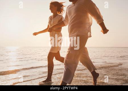 Romantischer Kurzurlaub, glückliches Paar am Strand, das Spaß hat, Flitterwochen-Touristen in den Sommerferien Stockfoto