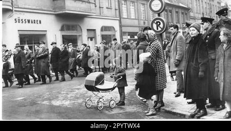 Demonstrationsprozession durch die Klement-Gottwald-Straße (heute Brandenburger Straße) zur Kränzlegung am Sowjetdenkmal auf dem Bassinplatz anlässlich des 47. Jahrestags der Sowjetarmee in Potsdam. Ereignis. Soldaten. DDR. Historisch. Foto: MAZ/Leon Schmidtke, 23.02.1965 [automatisierte Übersetzung] Stockfoto