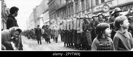 Demonstrationsprozession durch die Klement-Gottwald-Straße (heute Brandenburger Straße) zur Kundgebung, Kranzlegen am Sowjetdenkmal auf dem Bassinplatz anlässlich des 47. Jahrestags der Sowjetarmee in Potsdam. Inmitten der Prozession sind Mitglieder des Sekretariats des SED-Bezirks Potsdam f.l. Siegfried Pohl. Herbert Puchert, Hans Nieswand und Werner Wittig. Ereignis. Soldaten. DDR. Historisch. Foto: MAZ/Leon Schmidtke, 23.02.1965 [automatisierte Übersetzung] Stockfoto