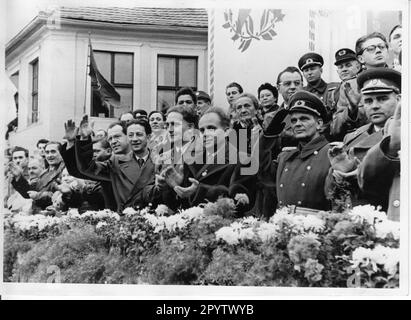 Demonstrationsprozession der Arbeiter vorbei am Tribun, auf dem die Vertreter der Potsdamer Bezirksführung SED das Volk begrüßten. (3. von rechts) Kurt Seibt, 1. Sekretär der Bezirksführung SED. 40. Jahre Sozialistische Revolution im Oktober. Rally.Event.DDR. Historisches.Foto. MAZ/Herbert Dörries, 08.11.1957 [automatisierte Übersetzung] Stockfoto