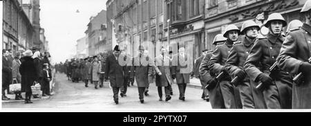 Demonstrationsprozession durch die Klement-Gottwald-Straße (heute Brandenburger Straße) zur Kränzlegung am Sowjetdenkmal auf dem Bassinplatz anlässlich des 47. Jahrestags der Sowjetarmee im Jahr Potsdam.in die Mitte der Prozession Mitglieder des Sekretariats des SED-Bezirks Potsdam von links nach rechts Siegfried Pohl, Herbert Puchert, Hans Nieswand u. Werner Wittig. Ereignis. Soldaten. DDR. Historisch. Foto: MAZ/Leon Schmidtke, 23.02.1965 [automatisierte Übersetzung] Stockfoto
