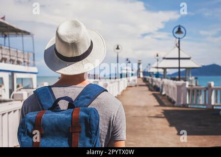 Touristen auf der Insel Koh Chang, Reisen nach Thailand, Backpacker besuchen Leuchtturm und Pier im Dorf Bang Bao Stockfoto