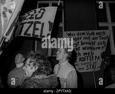 DDR, Berlin, 15.01.1990, Besetzung des Stasi-Hauptquartiers in der Normannenstraße, wer für das Volk... (maschinelle Übersetzung) Stockfoto