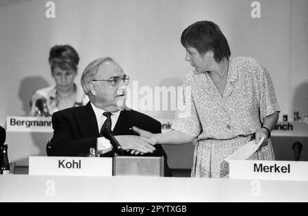 Deutschland, Bonn, 15/06/1992 Archiv: 34-42-06 CDU Parteikomitee Foto: Helmut Kohl und Angela Merkel [automatisierte Übersetzung] Stockfoto