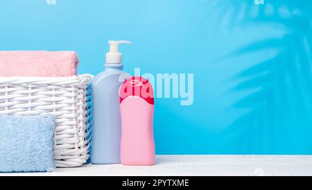 Körperpflegeprodukte und Badhandtücher auf dem Tisch mit Platz für Ihr Produkt oder Ihren Text. Spa-Arrangement Stockfoto