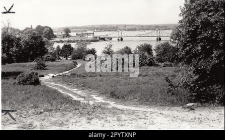 Die Glienicker-Brücke wird auch als Brücke der Einheit oder Agentenbrücke bezeichnet. Auf der Brücke verläuft die Stadtgrenze zwischen Potsdam und Berlin (ehemals zischer Ost- und Westdeutschland). Blick vom Schloss Babelsberg. Historisch, DDR. Wende/Wendezeit.Grenze.Foto: MAZ/Annlies Jentsch, 18.05.1990 [automatisierte Übersetzung] Stockfoto