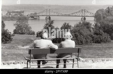 Die Glienicker-Brücke wird auch als Brücke der Einheit oder Agentenbrücke bezeichnet. Auf der Brücke verläuft die Stadtgrenze zwischen Potsdam und Berlin (ehemals zischer Ost- und Westdeutschland). Blick vom Schloss Babelsberg. Zwei auf einer Bank. Foto: MAZ/Michael Hübner, 17.05.1991 [automatisierte Übersetzung] Stockfoto