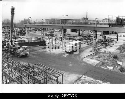 Produktion von Wand- und Deckenpaneelen für den Wohnungsbau. Vorgespannte Betonplatten. Außenansicht des Wohnungsbaukombinat (WBK) Brandenburger Schaltschrankwerks. Pflanze. DDR. Historisch. Foto: Bruno Wernitz, 10.11.1976 [automatisierte Übersetzung] Stockfoto