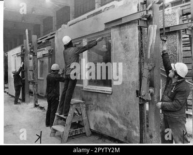 Produktion von Wand- und Deckenpaneelen für den Wohnungsbau. Vorgespannte Betonplatten. Wohnungsbaukombinat (WBK) Plattenwerk Brandenburg. Pflanze. DDR. Historisch. Foto: Bruno Wernitz, 31.01.1979 [automatisierte Übersetzung] Stockfoto