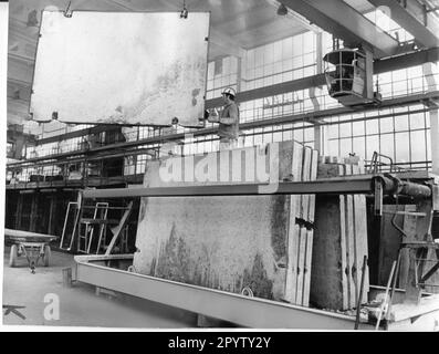 Produktion von Wand- und Deckenpaneelen für den Wohnungsbau. Vorgespannte Betonplatten. Wohnungsbaukombinat (WBK) Plattenwerk Brandenburg. Pflanze. DDR. Historisch. Foto: Bruno Wernitz, 28.05.1980 [automatisierte Übersetzung] Stockfoto