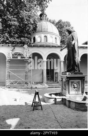 Die protestantische Friedenskirche im Park des Schlosses Sanssouci. Innenhof des Mausoleums mit Christusstatue am Brunnen. Historische Gebäude. Die Kirche. Wendepunkt.Wendepunkt. Restaurierungsarbeiten. Foto: Joachim Liebe, 09.08.1991 [automatisierte Übersetzung] Stockfoto