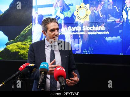 Justizminister Simon Harris sprach vor den Medien nach der offiziellen Eröffnung eines neuen Garda Control Centre für die Metropolregion Dublin im National Train Control Centre am Bahnhof Heuston, Dublin. Foto: Freitag, 5. Mai 2023. Stockfoto