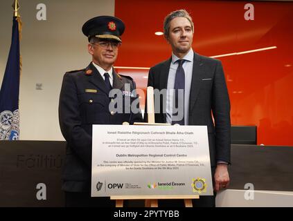 Garda-Kommissarin Drew Harris (links) und Justizminister Simon Harris enthüllen bei der offiziellen Eröffnung eines neuen Garda-Kontrollzentrums für die Metropolregion Dublin im National Train Control Centre am Bahnhof Heuston, Dublin, eine Plakette. Foto: Freitag, 5. Mai 2023. Stockfoto