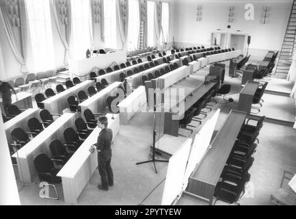 Der neue Plenarsaal. Nach dem Wiederaufbau und der Renovierung ziehen die Mitglieder des Brandenburger Landesparlaments in den ehemaligen "Kreml" auf dem Brauhausberg in Potsdam. Bauarbeiten. Landtag. Bundesland. Regierung. Partys. Wende.Wendepunkt. Foto: MAZ/Michael Hübner, 23.09.1991 [automatisierte Übersetzung]“ Stockfoto