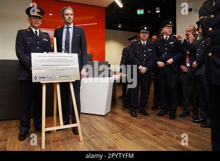 Garda-Kommissar Drew Harris (links) und Justizminister Simon Harris (Mitte) enthüllen bei der offiziellen Eröffnung eines neuen Garda-Kontrollzentrums für die Metropolregion Dublin im National Train Control Centre am Bahnhof Heuston, Dublin, eine Plakette. Foto: Freitag, 5. Mai 2023. Stockfoto