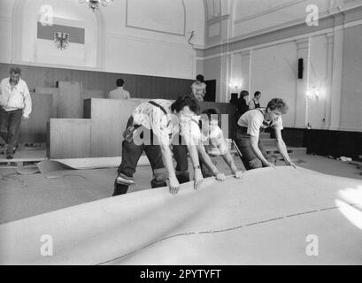 Der zukünftige Plenarsaal. Im ehemaligen "Kreml" am Brauhausberg in Potsdam sollen nach Umbau und Renovierung die Mitglieder des landesparlaments Brandenburg einziehen. Bau. Landtag.state.government.parties. Wende. Wendezeit. Foto: MAZ /Michael Hübner,12.10.1990 [automatisierte Übersetzung]' Stockfoto