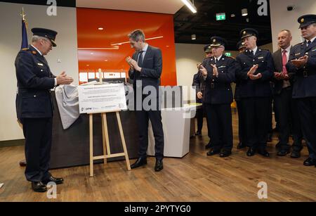 Garda-Kommissar Drew Harris (links) und Justizminister Simon Harris (Mitte) enthüllen bei der offiziellen Eröffnung eines neuen Garda-Kontrollzentrums für die Metropolregion Dublin im National Train Control Centre am Bahnhof Heuston, Dublin, eine Plakette. Foto: Freitag, 5. Mai 2023. Stockfoto