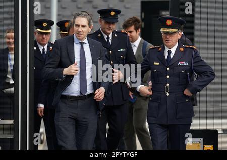 Justizminister Simon Harris (Mitte links) und Garda-Kommissar Drew Harris (rechts) kommen am National Train Control Centre am Bahnhof Heuston in Dublin an, um ein neues Garda Control Centre für die Metropolregion Dublin offiziell zu eröffnen. Foto: Freitag, 5. Mai 2023. Stockfoto