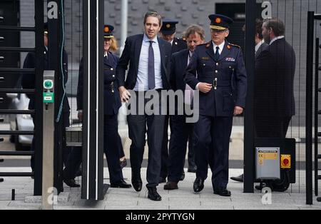 Justizminister Simon Harris (Mitte links) und Garda-Kommissar Drew Harris (Mitte rechts) kommen am National Train Control Centre am Bahnhof Heuston in Dublin an, um ein neues Garda Control Centre für die Metropolregion Dublin offiziell zu eröffnen. Foto: Freitag, 5. Mai 2023. Stockfoto