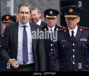 Justizminister Simon Harris (links) und Garda-Kommissarin Drew Harris (rechts) kommen am National Train Control Centre am Bahnhof Heuston in Dublin an, um ein neues Garda Control Centre für die Metropolregion Dublin offiziell zu eröffnen. Foto: Freitag, 5. Mai 2023. Stockfoto