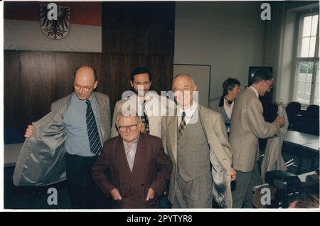 Am Rande der parlamentssitzung versuchten Staatspolitiker Hanfjaketts. Landesregierung. staatsparlament. SPD. Herr Minister. Foto: MAZ/Peter Sengpiehl, 18.09.1997 [automatisierte Übersetzung] Stockfoto