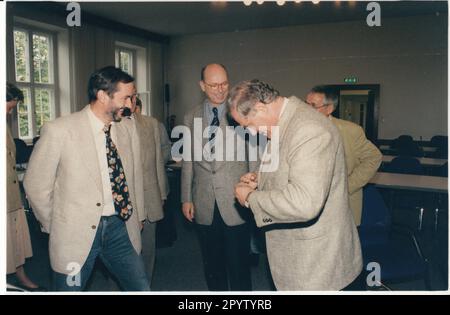 Am Rande der Sitzung des staatsparlaments, Matthias Platzeck (L.) Und Burkhard Dreher (m.) Probieren Sie Jacken aus Hanf an. Landesregierung. landesparlament. Foto: MAZ/Peter Sengpiehl, 18.09.1997 [automatisierte Übersetzung] Stockfoto