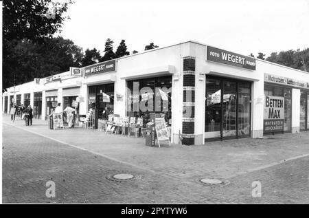 Im neuen Service- und Einkaufszentrum „Waldstadt-Center“ in Potsdam Waldstadt I eröffnen 29 Firmen Waldstadt-Zentrum. Point of Sale.Trade. Einzelhandel. Foto: MAZ/Peter Sengpiehl, 27.10.1995 [automatisierte Übersetzung]“ Stockfoto