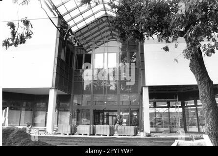 Im neuen Service- und Einkaufszentrum „Waldstadt-Center“ in Potsdam Waldstadt I eröffnen 29 Firmen Waldstadt-Zentrum. Point of Sale.Trade. Einzelhandel. Foto: MAZ/Peter Sengpiehl, 27.10.1995 [automatisierte Übersetzung]“ Stockfoto