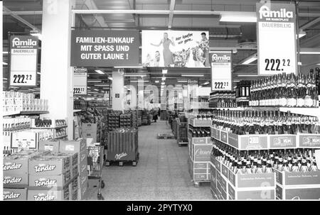 Im neuen Service- und Einkaufszentrum „Waldstadt-Center“ in Potsdam Waldstadt I eröffnen 29 Firmen Waldstadt-Zentrum. Point of Sale.Trade. Einzelhandel.Supermarkt Familia. Foto: MAZ/Peter Sengpiehl, 27.10.1995 [automatisierte Übersetzung]“ Stockfoto