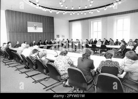 Bürgerforum im Plenarsaal am Tag der offenen Tür im landesparlament Brandenburg. Landesregierung, Politik, Gäste. Besucher. Dreh dich um. Dreh Dich Um. Foto: MAZ/Peter Sengpiehl, 15.03.1992 [automatisierte Übersetzung] Stockfoto