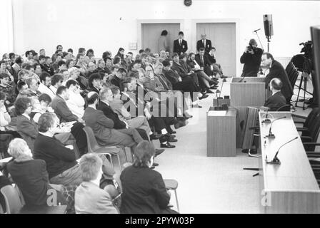 Bürgerforum im Plenarsaal am Tag der offenen Tür im landesparlament Brandenburg. Landesregierung, Politik, Gäste. Besucher. Dreh dich um. Dreh Dich Um. Foto: MAZ/Peter Sengpiehl, 15.03.1992 [automatisierte Übersetzung] Stockfoto