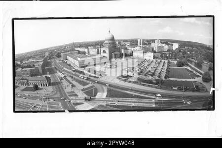 Blick auf Potsdam. Der alte Markt. Nikolaikirche. Obelisk. Kulturhaus „Hans Marchwitza“ (auch altes Rathaus). Lehrerausbildungsinstitut. Auf der rechten Seite Marstall (heutiges Filmmuseum). Foto: MAZ/Hans-Werner Alexander, 08.09.1984 [automatisierte Übersetzung]“ Stockfoto