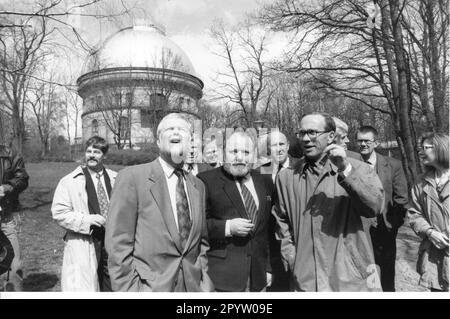 Bundesminister für Wissenschaft Matthias Wissmann (r.) Anlässlich der Eröffnung des Potsdamer Instituts für Klimaforschung und des Brandenburger Wissenschaftsministers Hinrich Enderlein (l.) Zum Telegrafenberg in Potsdam. Foto: Peter Sengpiehl, 19.04.1993 [automatisierte Übersetzung] Stockfoto