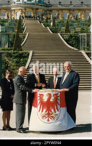 US-Präsident Bill Clinton besucht Potsdam mit Bundeskanzler Helmut Kohl(r.), Premierminister Manfred Stolpe(2. von rechts), Herbert Knoblich(l.) In Sanssouci unterzeichnet Clinton das Goldene Buch des Landes Brandenburg. Foto: MAZ/Bernd Gartenschläger, 13.05.1998 [automatisierte Übersetzung] Stockfoto