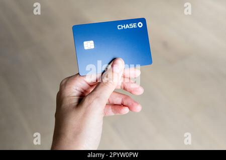 Hand mit einer Chase Cashback-Debitkarte Stockfoto