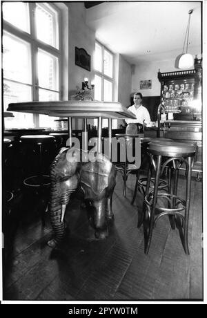 „Restaurant im Flying Dutchman“ an der Ecke Benkertstraße und Mittelstraße im Holländischen Viertel. Restaurant. Restaurant. Gastronomie. Foto: Joachim Liebe, 1997 [maschinelle Übersetzung]' Stockfoto