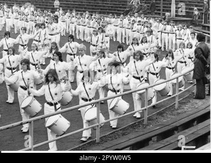 Der Potsdamer Fanfare-Zug ''Dr. Richard Sorge'' des SG Dynamo Potsdam im Ernst Thälmann Stadion. 21.10.1974 Fanfare Train, Ernst Thälmann Stadium [automatisierte Übersetzung]“ Stockfoto