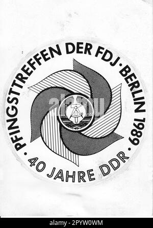 Symbol für die Pfingsttagung des FDJ. Am 12-14. Mai 1989 fand in Ostberlin anlässlich des 40. Jahrestags der Gründung der DDR Wende die Pfingsttagung der Freien Deutschen Jugend (FDJ) statt. Wendepunkt. Foto: MAZ/Archive, Mai 1989 [automatisierte Übersetzung] Stockfoto