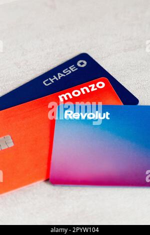 Revolut, Monzo und Chase Bankkarten Stockfoto