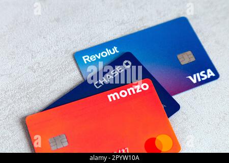 Revolut, Monzo und Chase Bankkarten Stockfoto