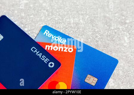 Revolut, Monzo und Chase Bankkarten Stockfoto