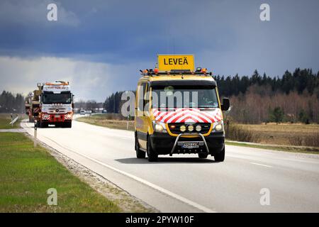 Das Pilotenfahrzeug leitet den Konvoi von drei außergewöhnlichen Ladungstransporten amerikanischer M1 Abrams Militärpanzer im Verkehr. Aura, Finnland. 28. April 2023. Stockfoto