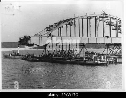 Mit dem Bau eines Staudamms über dem Templinsee und einer Brücke über die verbleibende Passage für Boote und Schiffe begannen 1956 Arbeiten zur Schließung des Berliner Außenrings der Reichsbahn zwischen Saarmund und Golm. Eisenbahn. Historisch. DDR. Foto: MAZ/Herbert Dörries [maschinelle Übersetzung] Stockfoto