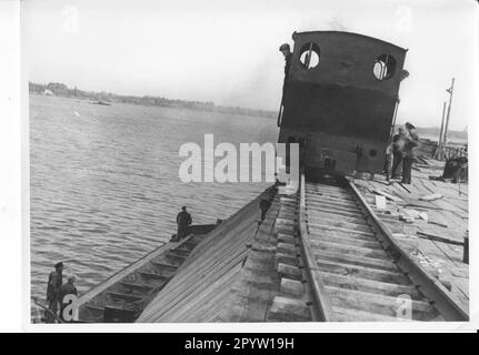 Mit dem Bau des Staudamms durch den Templinsee und dem Bau einer Brücke über die verbleibende Passage für Boote und Schiffe wurde 1956 mit der Schließung des Berliner Außenrings der Reichsbahn zwischen Saarmund und Golm begonnen. Eisenbahndamm, Holzbau, Lokomotivlokomotive Schmalspurbahn Foto: MAZ/Herbert Dörries [maschinelle Übersetzung] Stockfoto