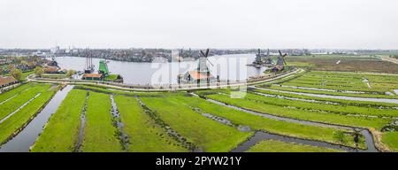 Wunderschönes Panorama des Zaanse Schans Windmühlen Parks und der Feldlandschaft in Zaandam in der Nähe von Amsterdam, Nordholland, Niederlande, aus der Vogelperspektive. Hochwertiges Foto Stockfoto