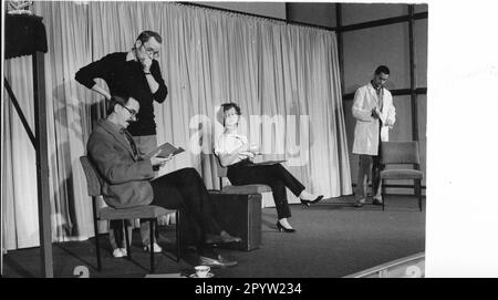 Potsdamer Kabarett in der Obelisken-Comedy-Kunstbühne Lachen Comedians, Magdeburger Kabarett „die Kugelblitze“ mit ihrem Programm „uf der Schwelle, marsch“ am 14. September 1998 Foto: MAZ/Wolfgang Mallwitz [automatisierte Übersetzung] Stockfoto