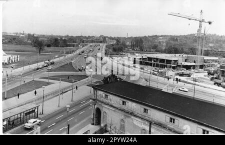 Baustelle. Der Zusammenbau der 17. Etage des Potsdam Interhotels begann am 1. November 1967. Der Bettturm (54 Meter hoch) ist der erste in der DDR, der nach der 5 Meter hohen Baumethode gebaut wurde. Die Arbeiten werden vom Kollektiv der Versammlungsbrigade der „Einheit“ der VEB Wohnungsbaukombinat Potsdam durchgeführt. Hotel. DDR. Historisch. Foto: MAZ/Manfred Haseloff, 1967 [automatisierte Übersetzung]“ Stockfoto