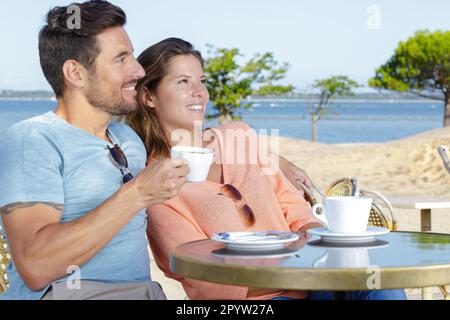 Es gibt eine Kaffeebar in der Nähe des Strandes Stockfoto