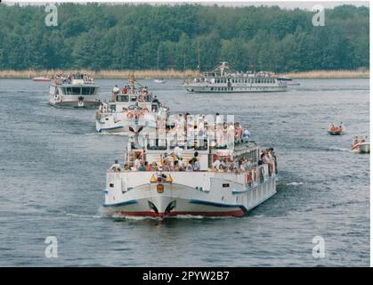 Potsdam Weiße Flotte Tourismusverkehr Schifffahrt Hafenbecken Wasser Natur Freizeit Flottenparade 1994 Foto: MAZ/Christel köster [maschinelle Übersetzung] Stockfoto