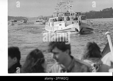 Potsdam Weiße Flotte Tourismus Verkehr Schifffahrt Hafenbecken Wasser Natur Freizeitaktivitäten Foto von April 1990 Flottenparade Foto: MAZ/Christel Köster [maschinelle Übersetzung] Stockfoto